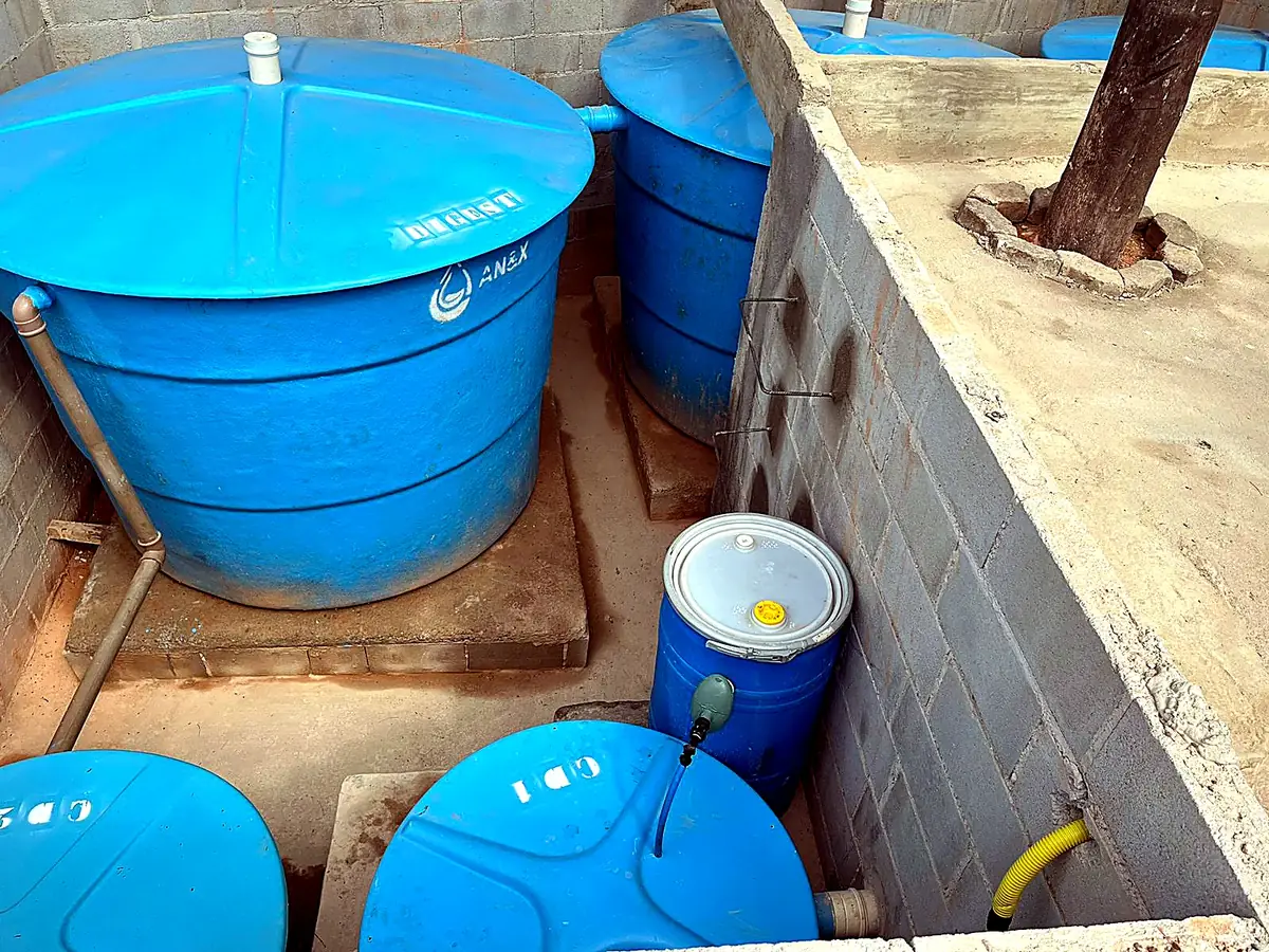 Sistema ETE com biodigestores e tanques de contato em campo